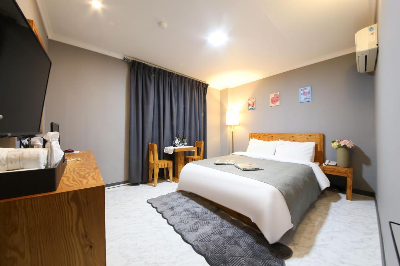 Gung Hotel جيونجو الغرفة الصورة